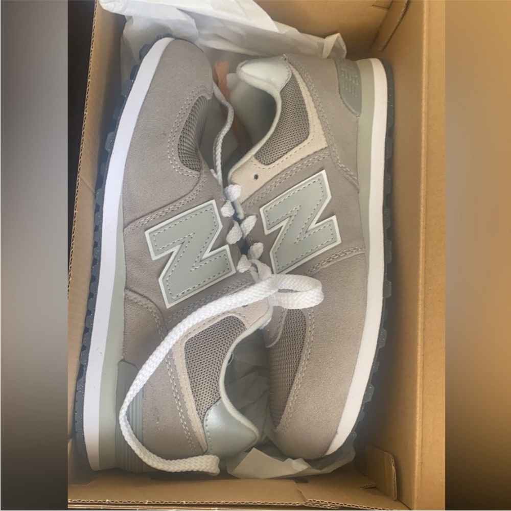 Beige New Balance Sneakers (size 8)